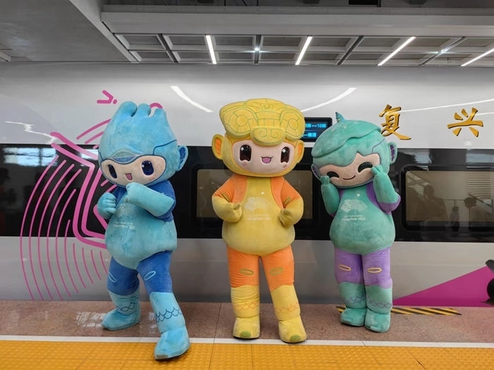 復(fù)興號(hào)亞運(yùn)智能動(dòng)車組列車車廂。上海鐵路局融媒體中心供圖