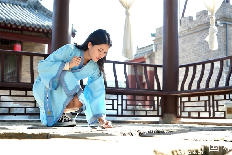 圖為選手在“曲水流觴亭”將“桃心”蠟燭放入渠中。人民網(wǎng) 盧鵬宇攝