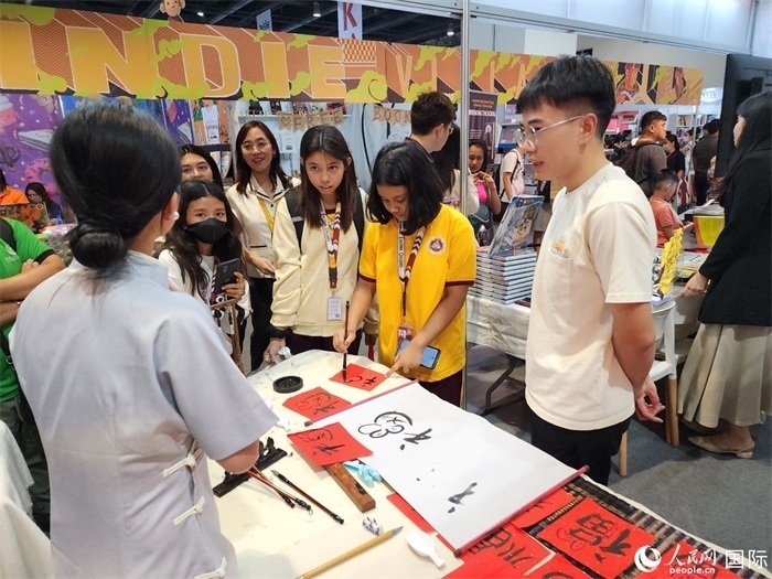 中國(guó)圖書展亮相第43屆菲律賓馬尼拉國(guó)際書展。人民網(wǎng)記者 樊帆攝