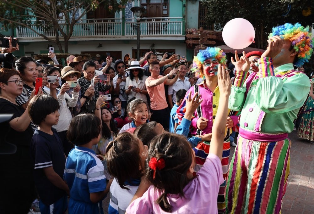 演員與小朋友在新疆喀什古城景區(qū)互動（2023年9月7日攝）。新華社記者 蘭紅光 攝