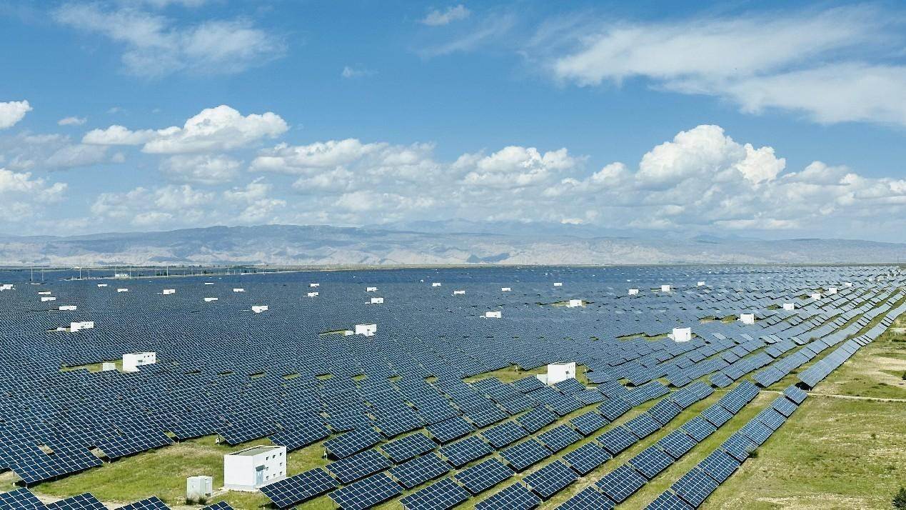 遠(yuǎn)眺青海省海南州光伏發(fā)電園區(qū)。人民網(wǎng) 劉沛然攝