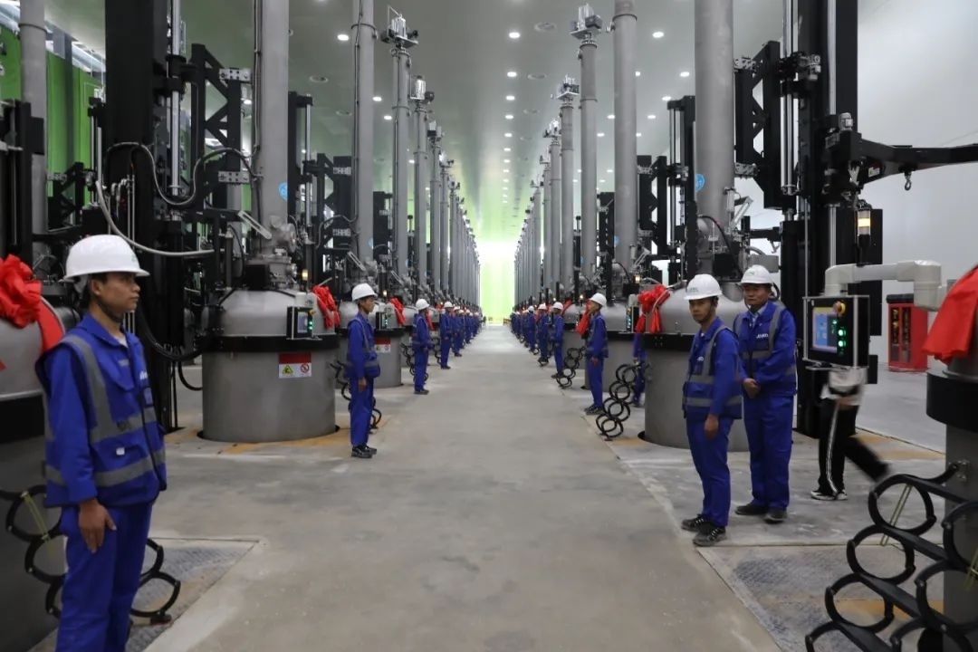 晶科能源二期20GW拉棒切方項目投產(chǎn)現(xiàn)場。南川工業(yè)園區(qū)管委會供圖