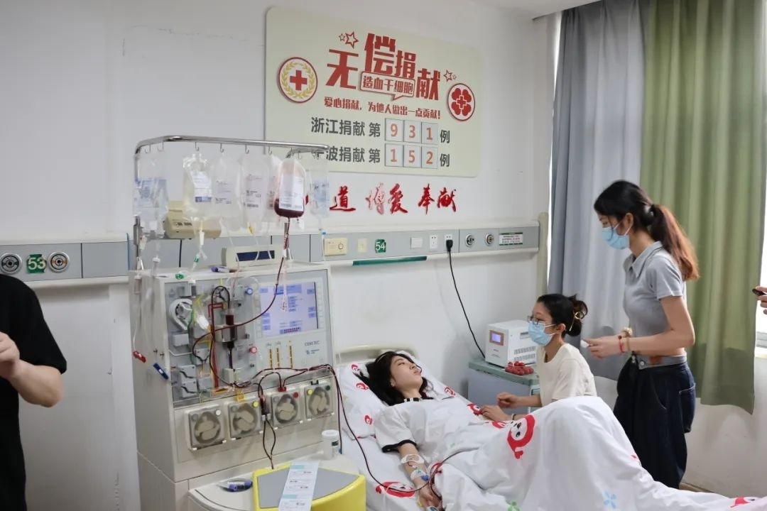 陸冰冰(右三)捐獻185毫升造血干細胞。受訪者供圖