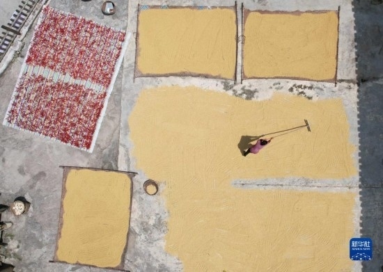 9月16日，村民在貴州省黔東南苗族侗族自治州施秉縣馬溪鄉(xiāng)王家坪村晾曬稻谷（無人機(jī)照片）。