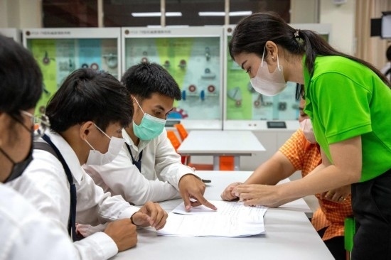 3月14日，在泰國大城府大城技術(shù)學(xué)院魯班工坊，教師（右一）給學(xué)生上課。新華社記者 王騰 攝