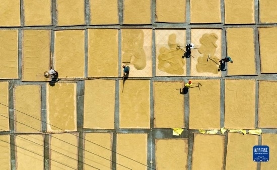 9月16日，在湖南省懷化市通道侗族自治縣萬佛山鎮(zhèn)溪上村，村民在晾曬稻谷（無人機(jī)照片）。