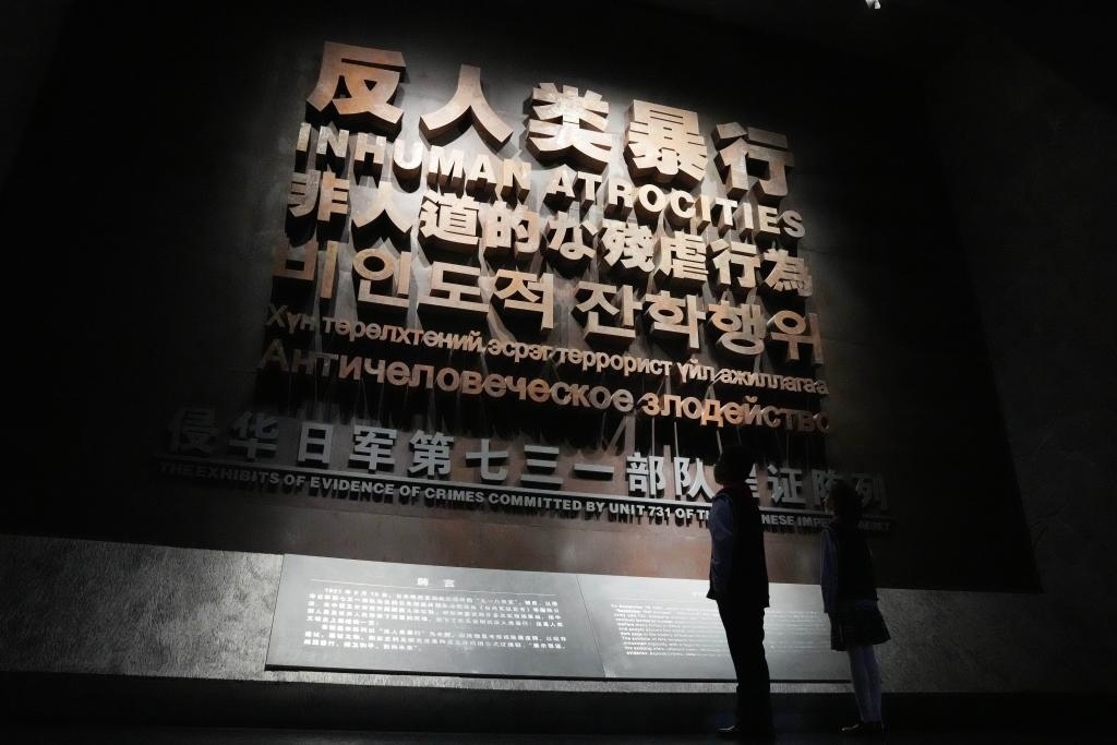 9月18日，青少年在侵華日軍第七三一部隊罪證陳列館內參觀。新華社記者 王建威 攝