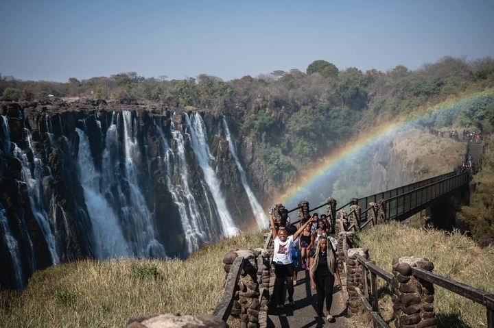 8月21日，游客在贊比亞觀賞維多利亞瀑布景色。
