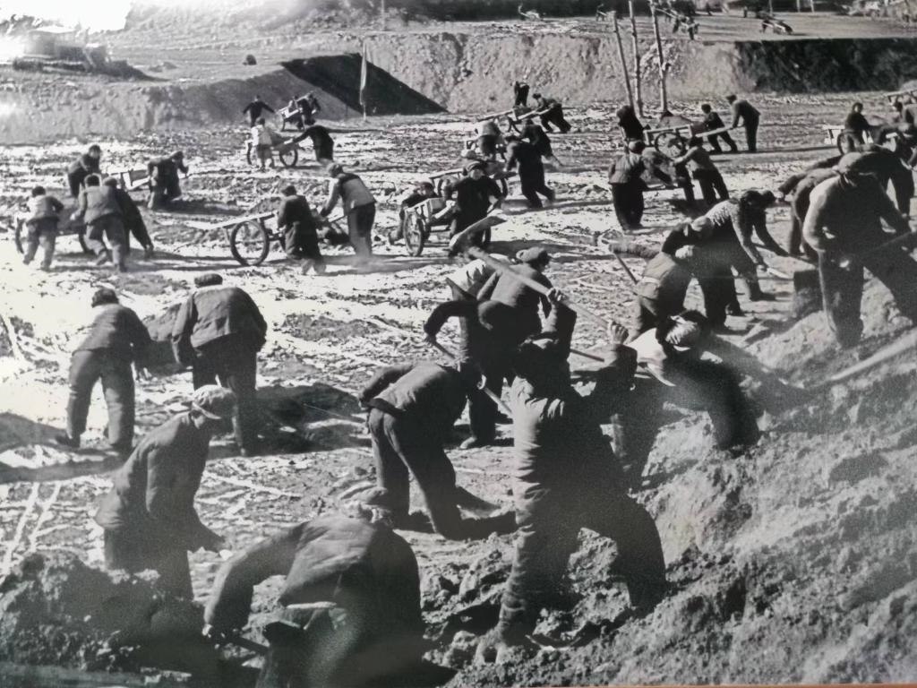 20世紀(jì)70年代，高西溝人治理水土流失場(chǎng)景。（資料圖片）