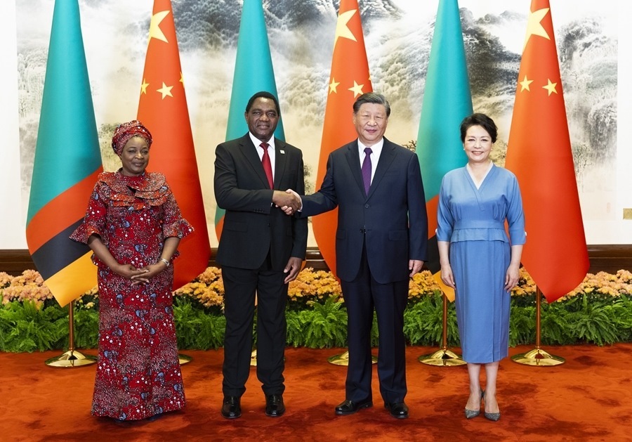 這是會談前，習近平主席和夫人彭麗媛同希奇萊馬總統(tǒng)和夫人穆廷塔合影。