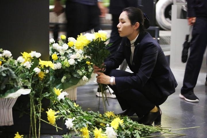 9月18日，工作人員在侵華日軍第七三一部隊罪證陳列館整理花束。新華社記者 石楓 攝