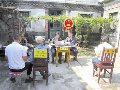 圖②：法庭在農(nóng)家小院開展巡回審判。