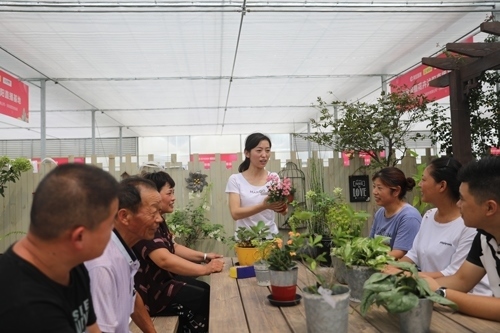 李敏向村民講授花木直播經(jīng)驗(yàn)。受訪者供圖