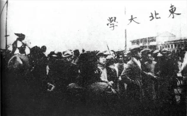 △東北大學(xué)學(xué)生走在一二·九請?jiān)赣涡嘘?duì)伍最前列。