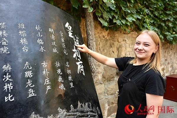 選手金雪花（波蘭）在古堡內(nèi)留影。人民網(wǎng) 盧鵬宇攝