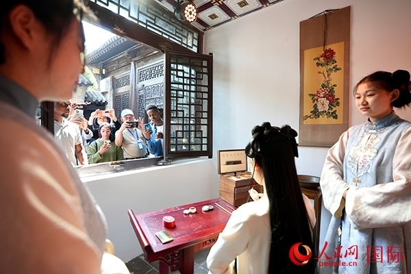 選手們觀看表演。人民網(wǎng) 盧鵬宇攝