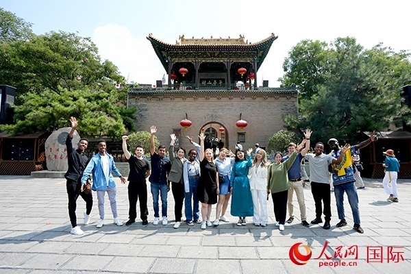 選手們在御書樓前合影。人民網(wǎng) 盧鵬宇攝