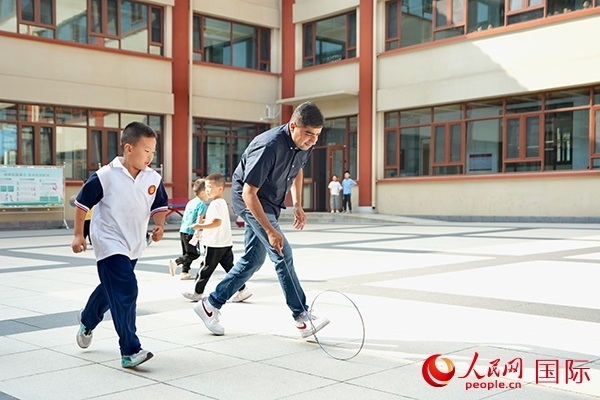 來自巴基斯坦的沙杰在滾鐵環(huán)。人民網(wǎng) 盧鵬宇攝