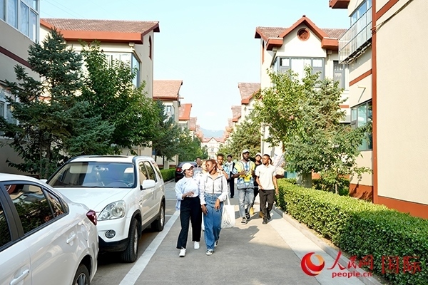 選手們?cè)诨食谴鍏⒂^。人民網(wǎng) 盧鵬宇攝