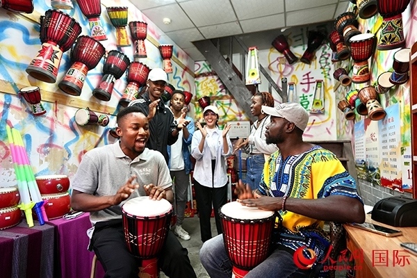 選手們敲起非洲鼓。人民網(wǎng) 盧鵬宇攝