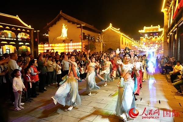 古城巡游隊伍。人民網(wǎng) 盧鵬宇攝