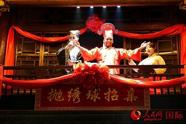 拋繡球。人民網(wǎng) 盧鵬宇攝