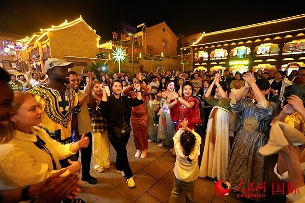 選手們和演員們一起舞蹈。人民網(wǎng) 盧鵬宇攝