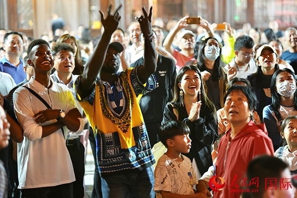 選手體驗古城巡游。人民網(wǎng) 盧鵬宇攝