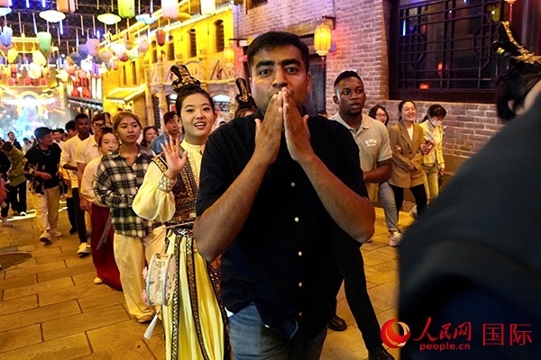 選手體驗古城巡游。人民網(wǎng) 盧鵬宇攝