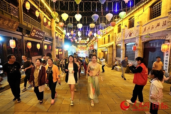 選手體驗古城巡游。人民網(wǎng) 盧鵬宇攝