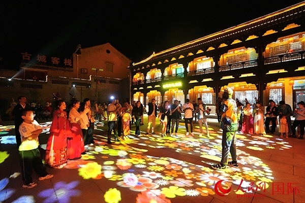 選手們和演員們一起載歌載舞。人民網(wǎng) 盧鵬宇攝