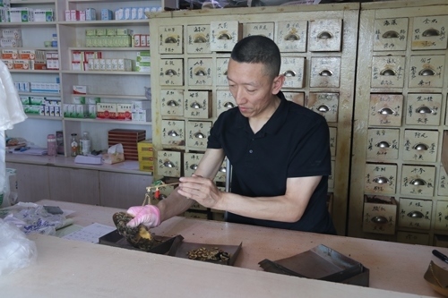 馬啟紅為病患精心配藥。受訪者供圖