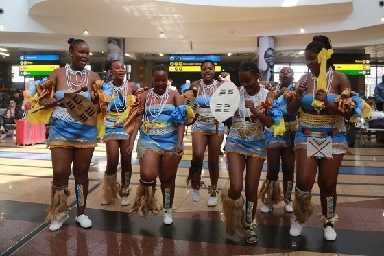 當地民眾歡迎中國旅行團。北青旅提供