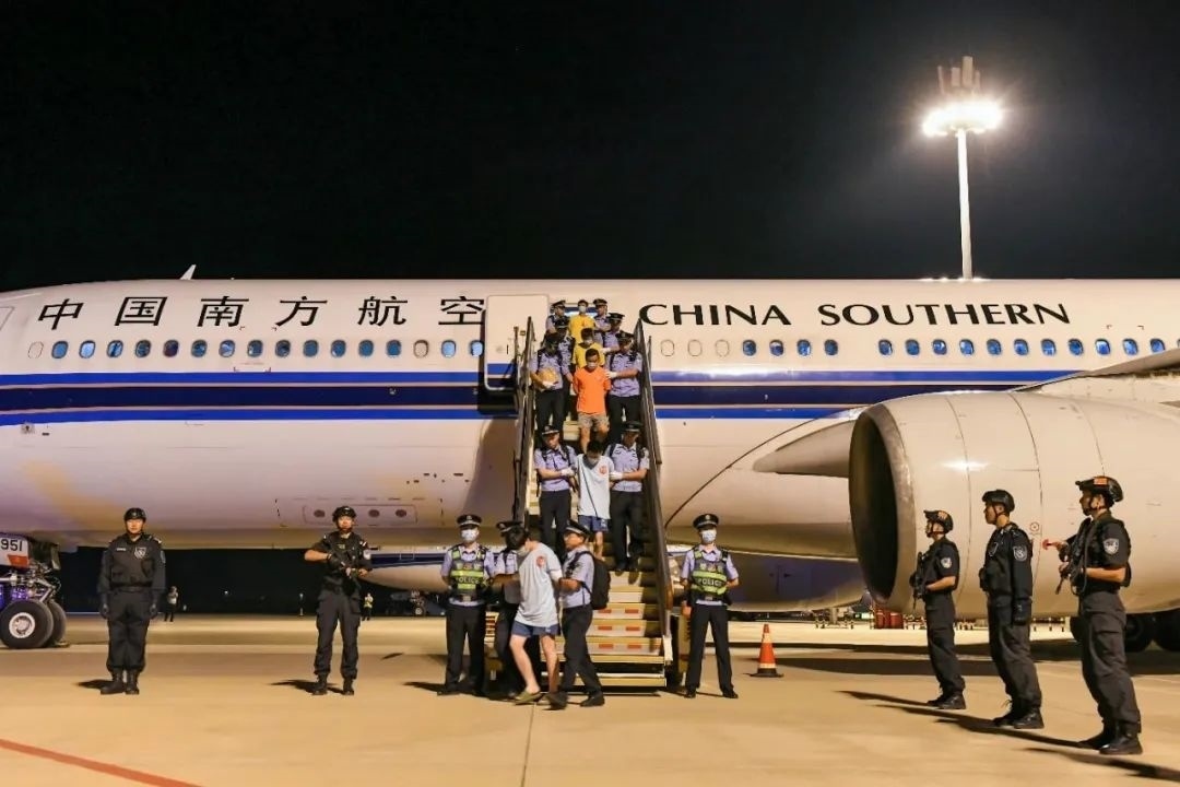 153名實施跨境裸聊敲詐的犯罪嫌疑人從印度尼西亞被押解回國。公安部供圖