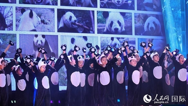 小演員們上演《歡樂功夫熊貓》。人民網(wǎng) 蔣曉辰攝