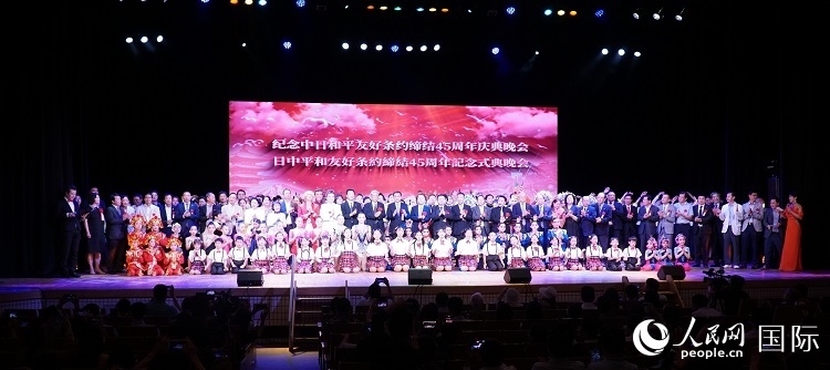 出席晚會(huì)的嘉賓與演員合影留念。人民網(wǎng) 蔣曉辰攝