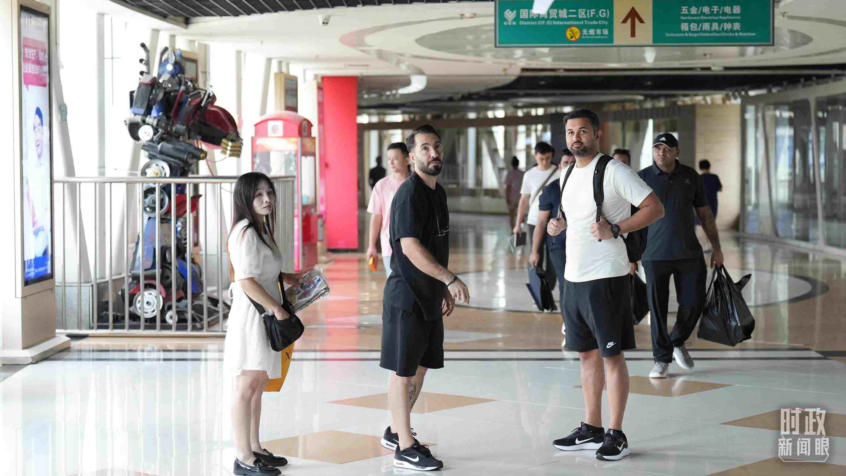 △義烏國際商貿(mào)城內(nèi)，來自世界各地的外商。（總臺國廣記者李晉拍攝）