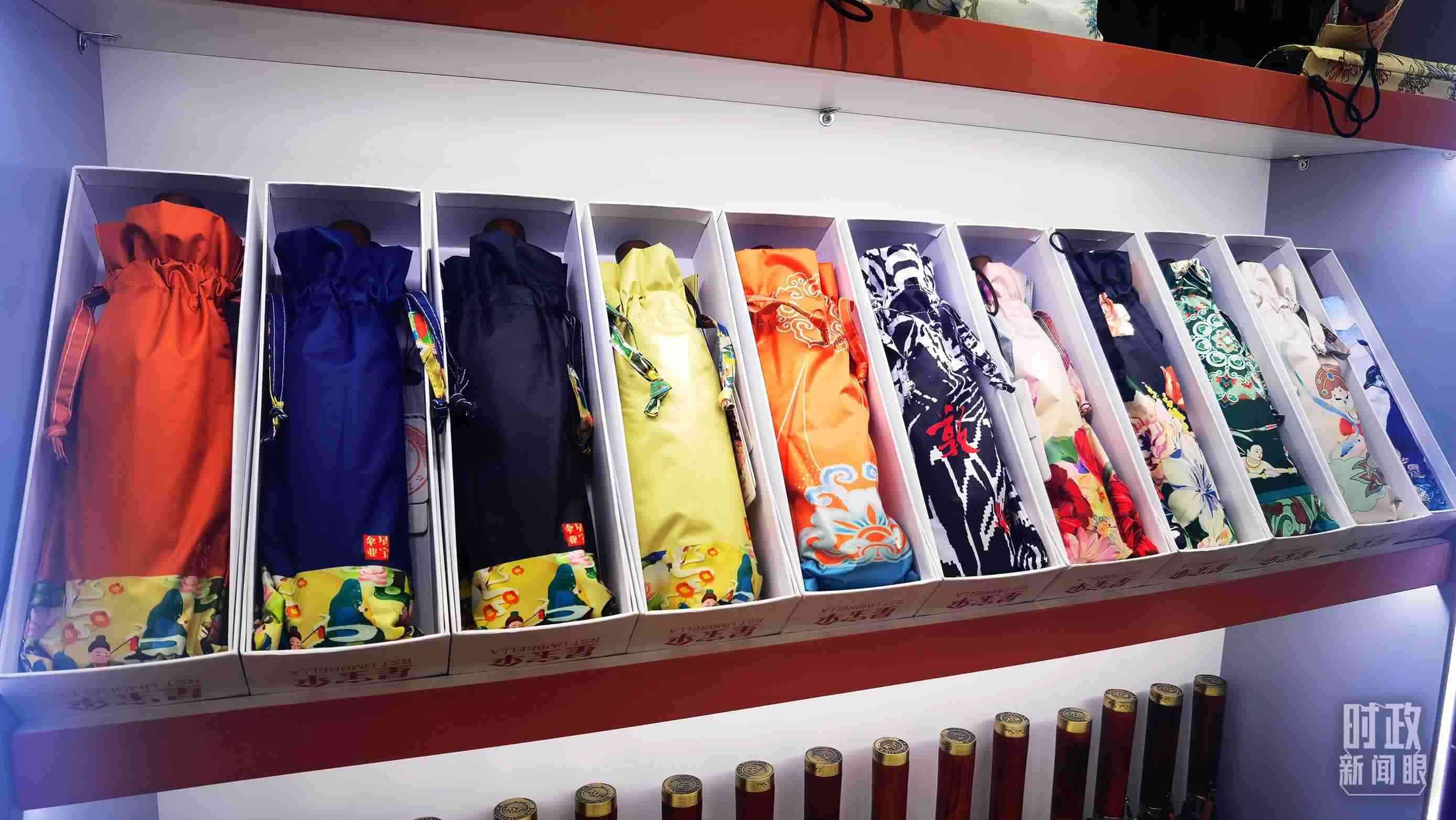 △商貿(mào)城內(nèi)的一家傘鋪，貨架上擺放著包裝精美的雨傘。（總臺央視記者范學(xué)禹拍攝）