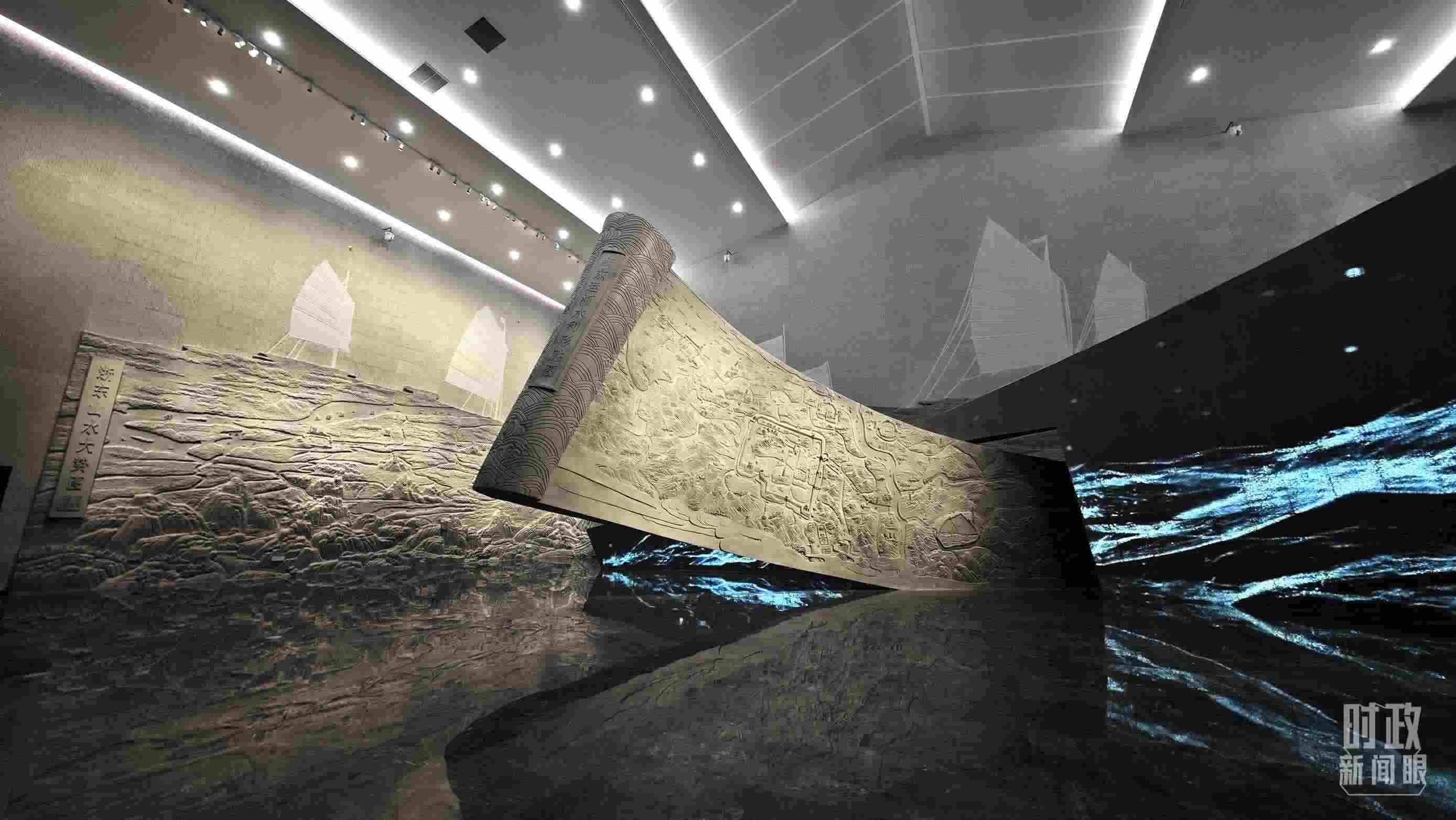△博物館內(nèi)的《浙東運河水利形勝圖》《浙東山水大勢圖》浮雕。（總臺央視記者彭漢明拍攝）
