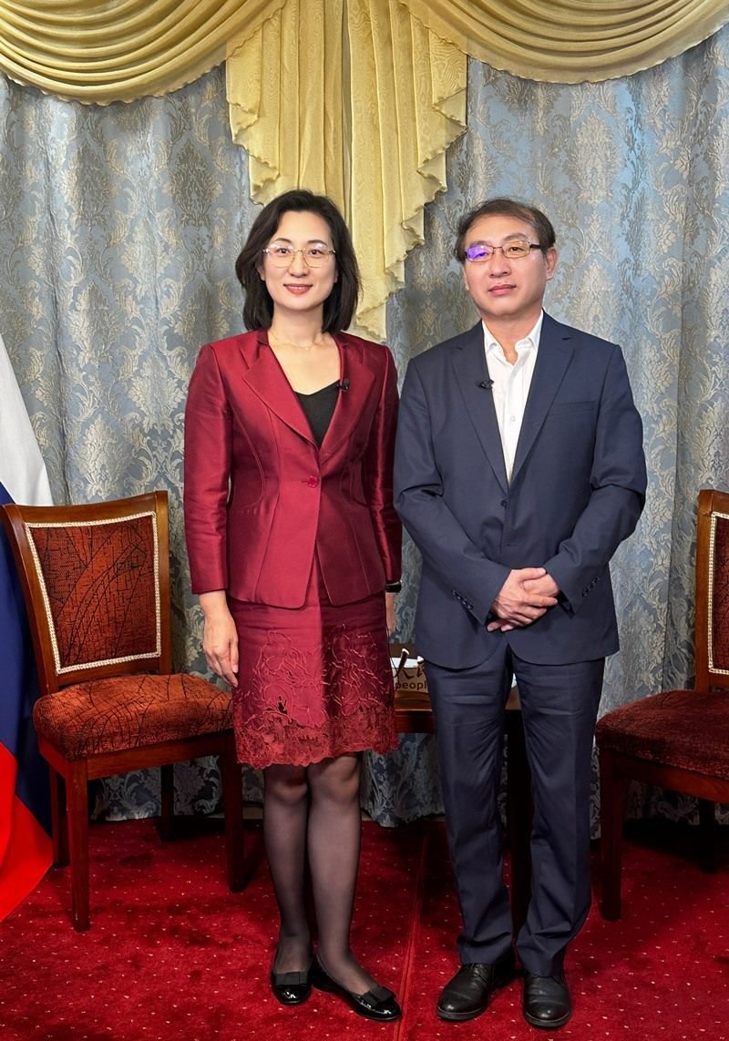 人民網(wǎng)黨委委員、副總編輯孫海峰（左一）專訪崔少純總領(lǐng)事。人民網(wǎng)記者 馬天翼攝