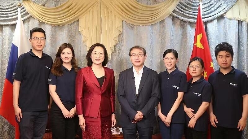 中國(guó)駐葉卡捷琳堡總領(lǐng)事崔少純與人民網(wǎng)采訪組合影。