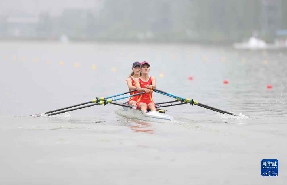 9月24日，鄒佳琪（左）/邱秀萍在決賽中。新華社記者 賈浩成 攝