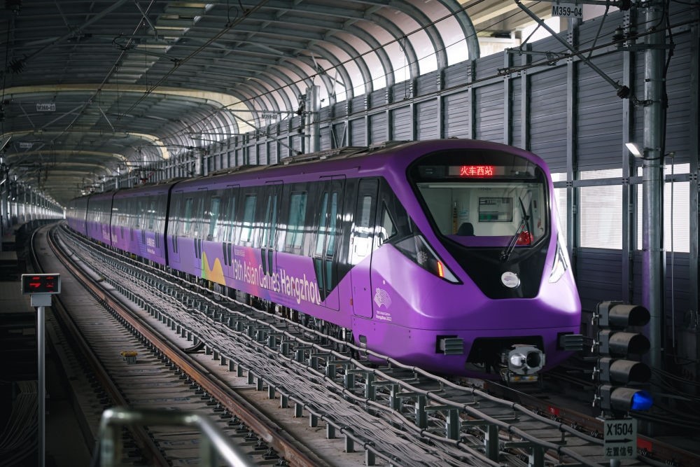 從杭州火車西站出發(fā)，地鐵19號線貫穿杭州火車東站、杭州蕭山機(jī)場，“亞運(yùn)號”地鐵專列運(yùn)行在這條線路上。