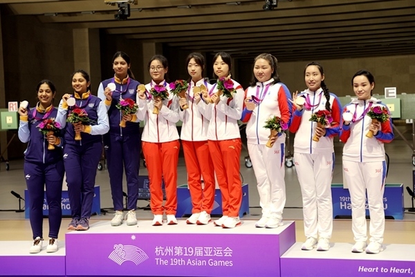 9月24日，杭州亞運會射擊女子10米氣步槍團體賽頒獎儀式。人民網(wǎng)記者 胡雪蓉攝