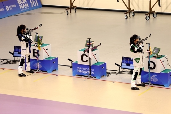 黃雨婷(左)、韓佳予在女子10米氣步槍個人賽比賽中。人民網(wǎng)記者 胡雪蓉攝