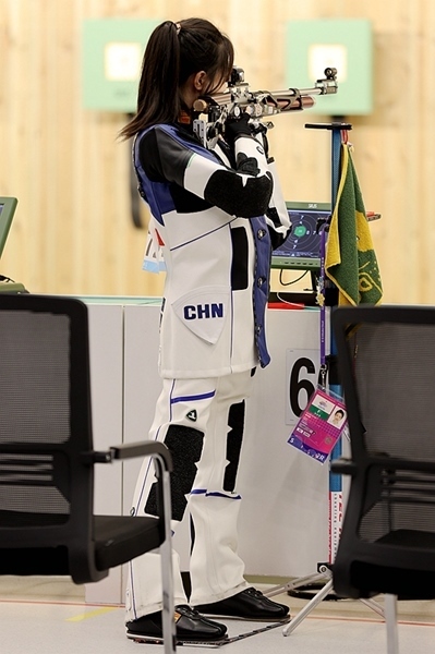 9月24日，黃雨婷在女子10米氣步槍團體賽比賽中。人民網(wǎng)記者 胡雪蓉攝