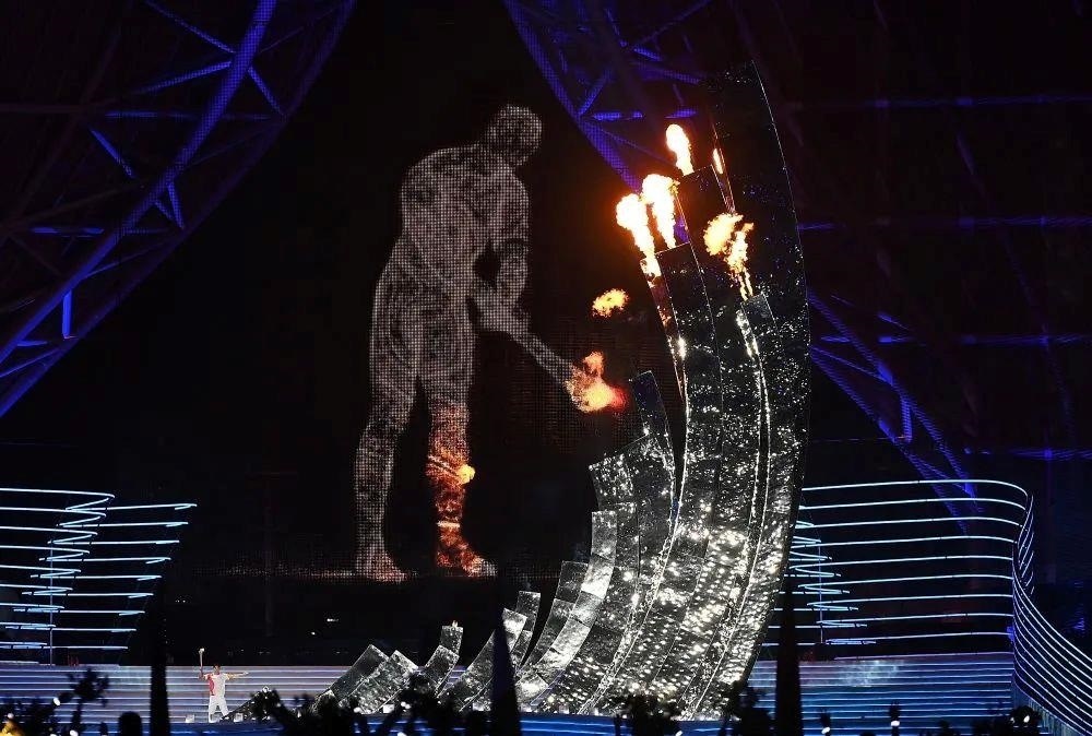 △“數(shù)字火炬手”點(diǎn)燃象征亞洲大團(tuán)結(jié)的亞運(yùn)之火。