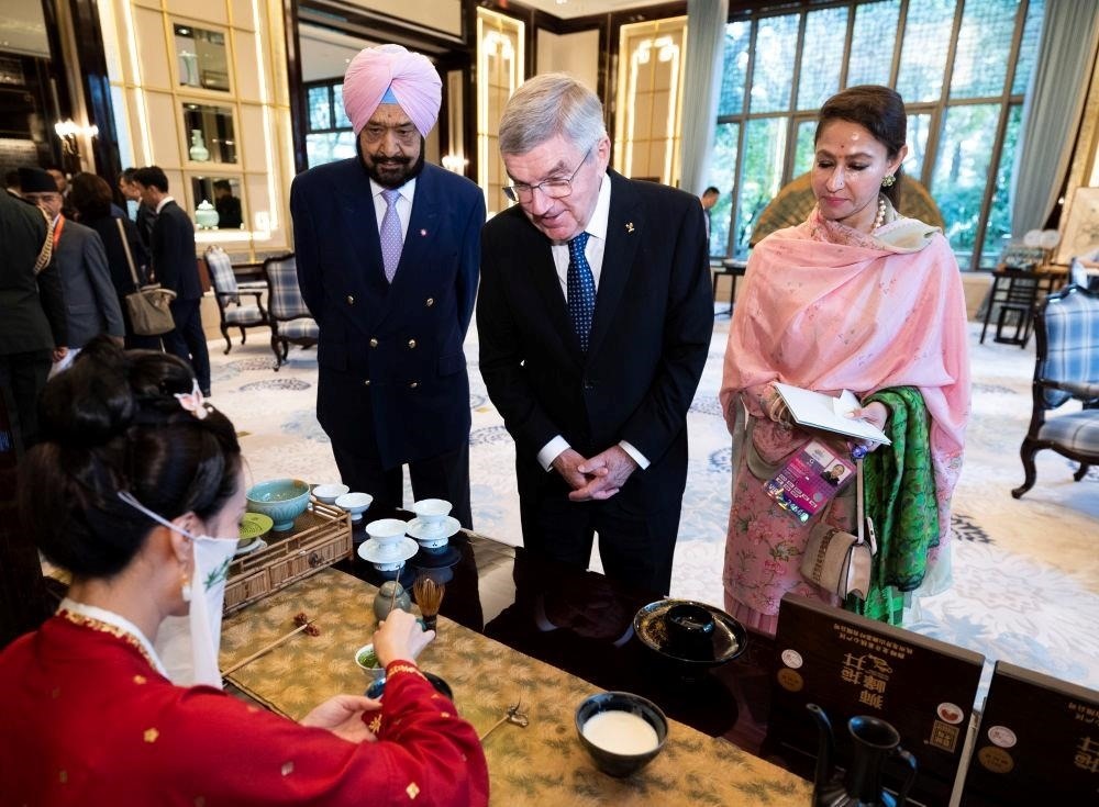 △歡迎宴會(huì)前，亞奧理事會(huì)代理主席辛格和夫人維尼塔、國際奧委會(huì)主席巴赫欣賞非遺展示。