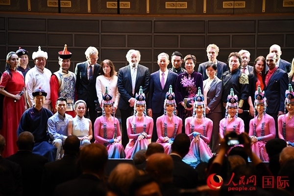 中國駐瑞典大使崔愛民夫婦與演職人員及部分來賓合影留念。人民網(wǎng)記者 殷淼攝