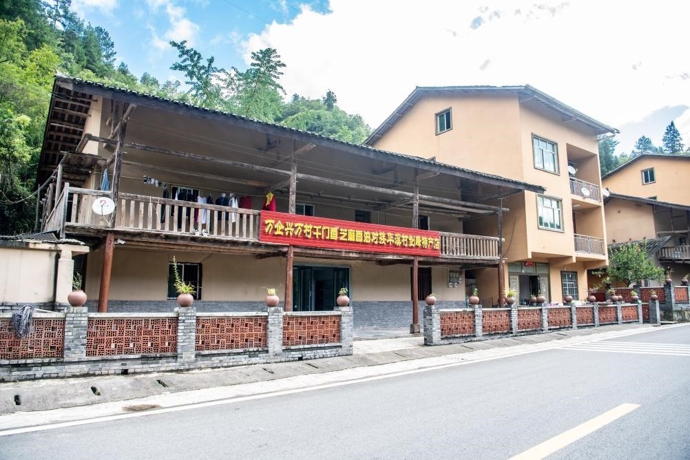 這是8月28日拍攝的危房改造后的村民張劍峰家。新華社記者 唐奕 攝